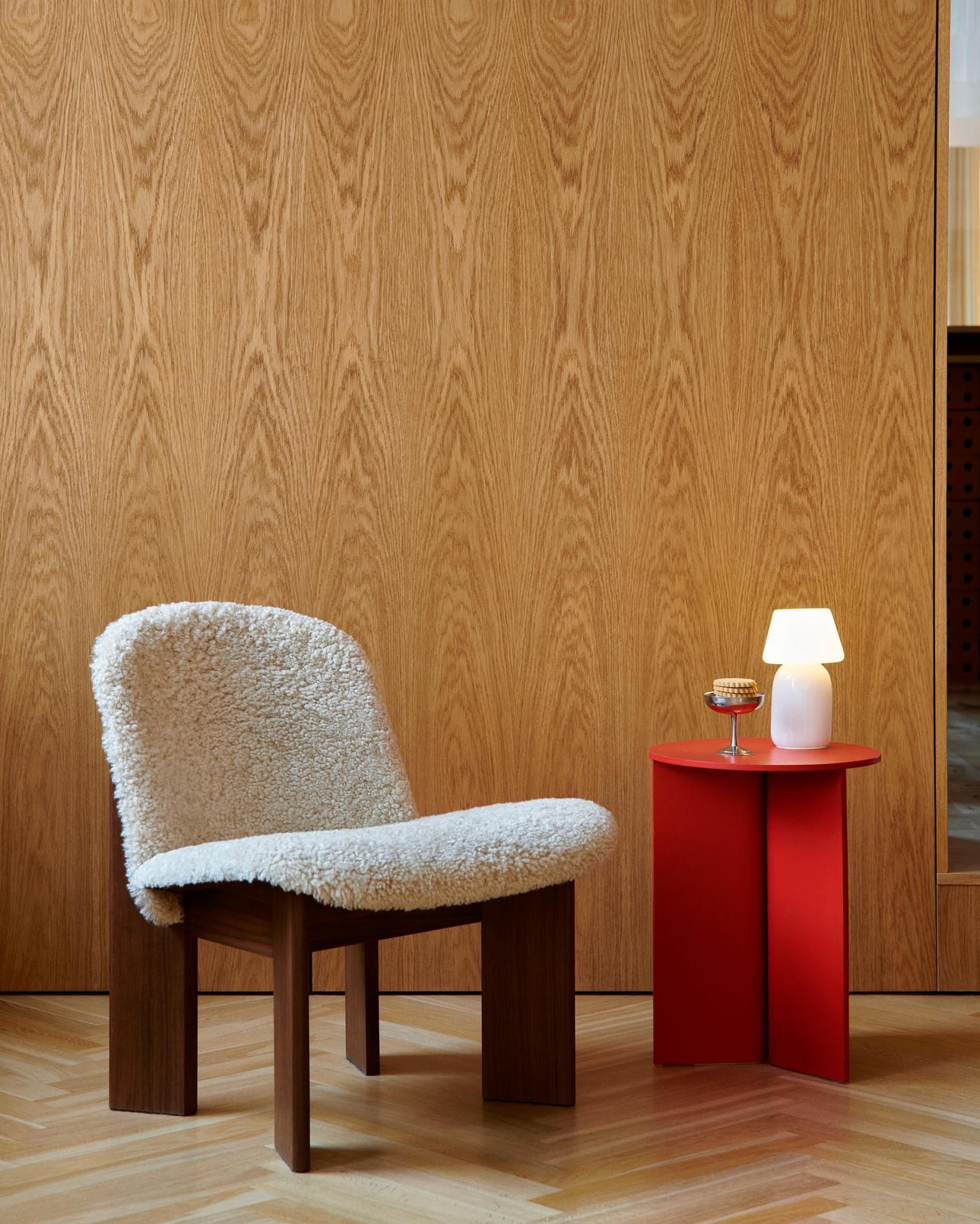 Andreas Bergsaker Chaise longue Chisel - Peau de mouton Mohawi 21/Noyer laqué - HAY en vente 1