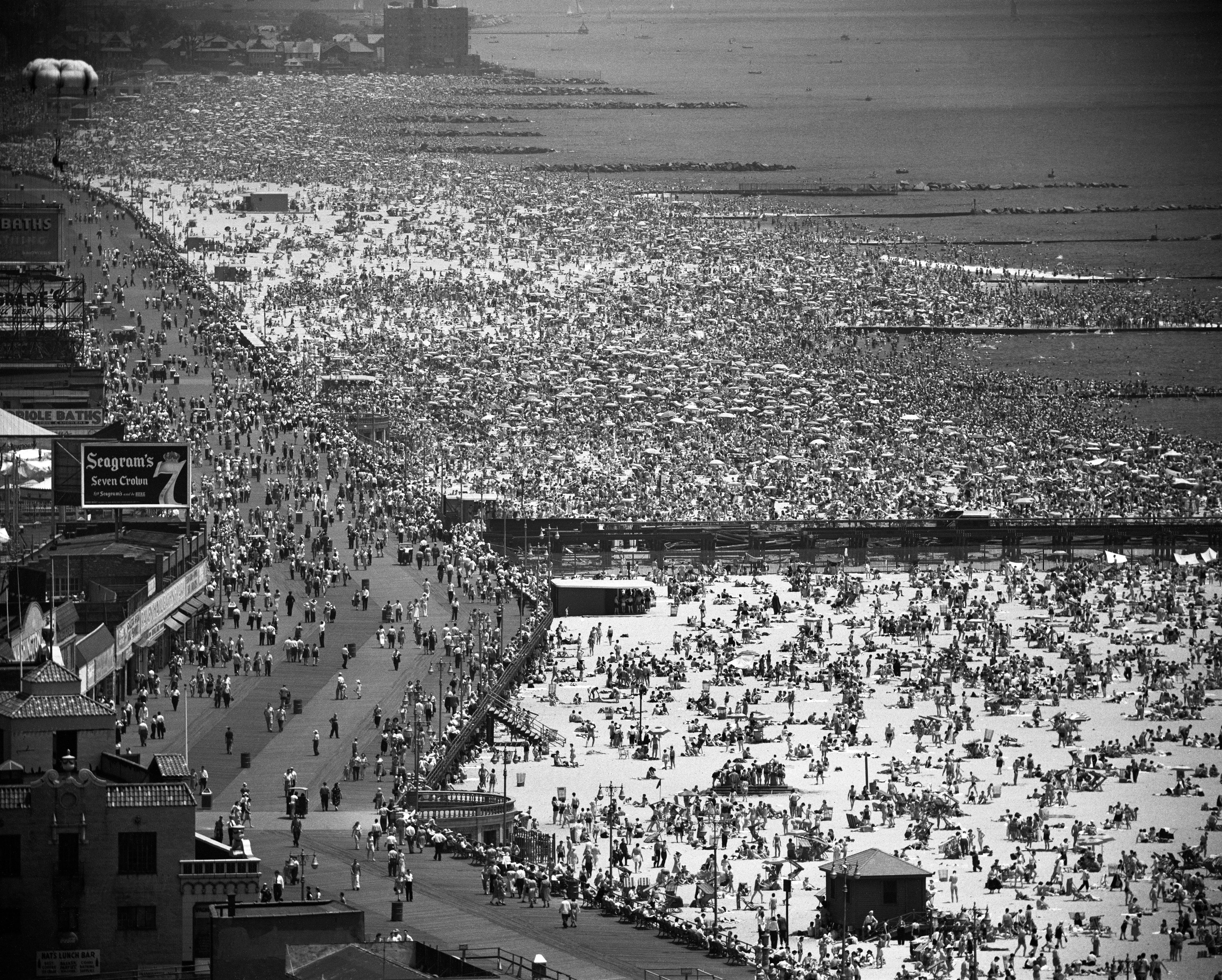 Coney Island, July 4, 1949 - Andreas Feininger (Photography)
Signed
Silver gelatin print
16 x 20 inches
Edition of 50