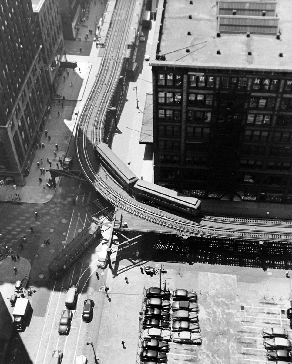 Andreas Feininger Abstract Photograph – Street Scene, Chicago