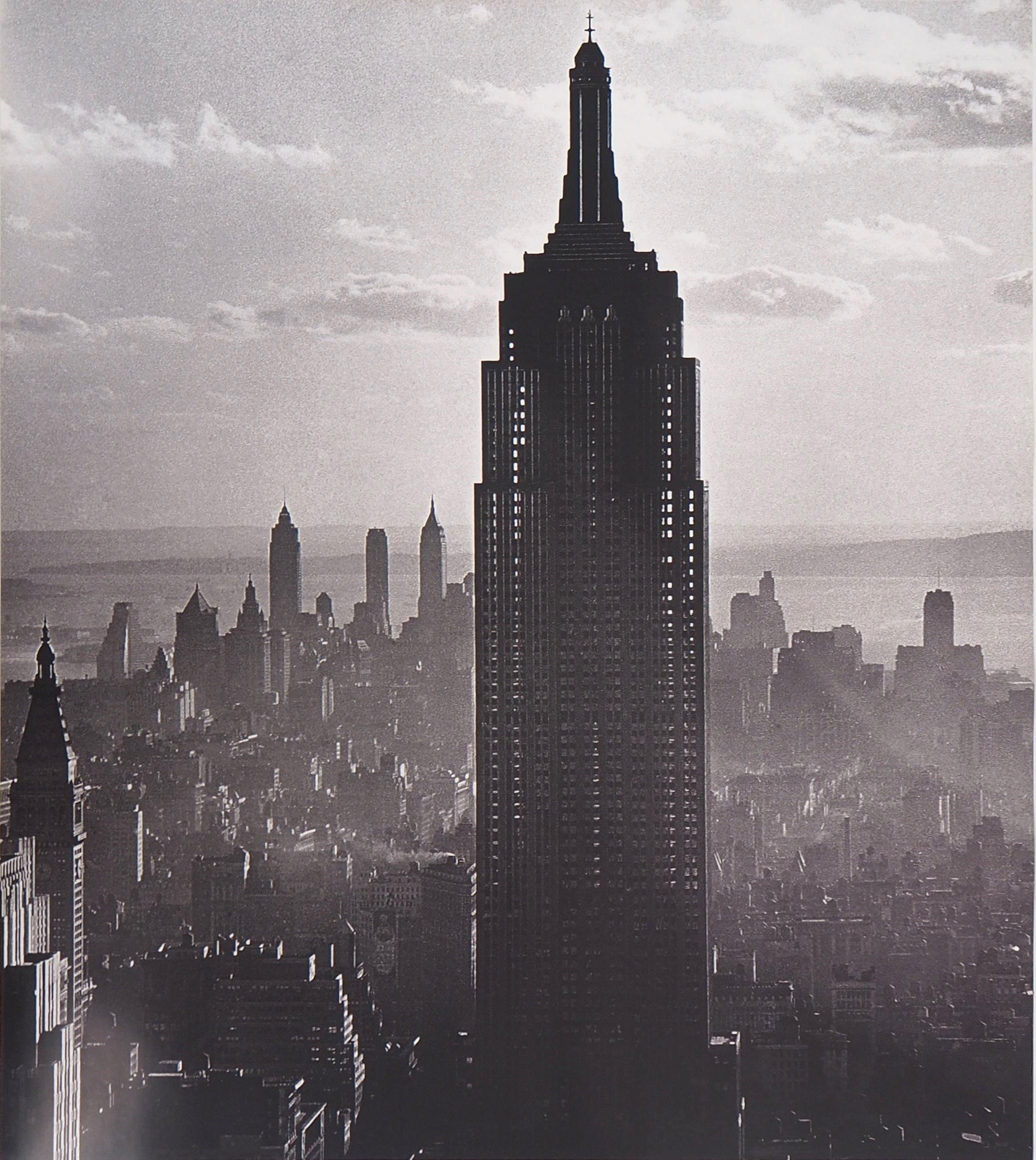 New York: Empire State Building – Quadrichromie-Plakat, 2008 – Print von Andreas Feininger