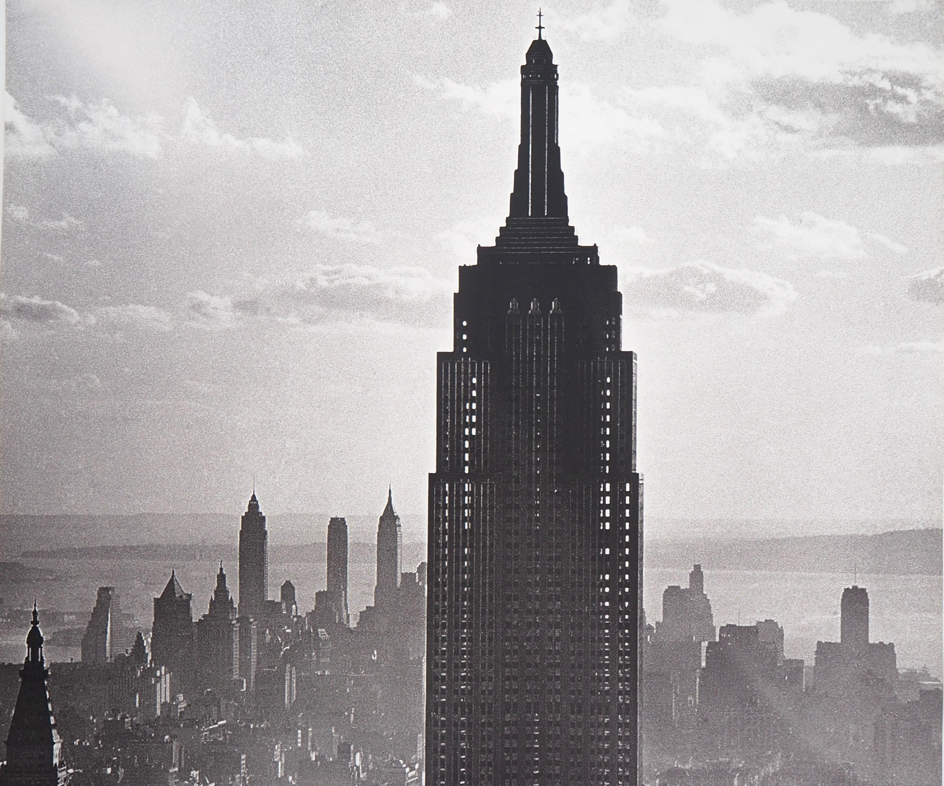 New York: Empire State Building – Quadrichromie-Plakat, 2008 (Amerikanische Moderne), Print, von Andreas Feininger