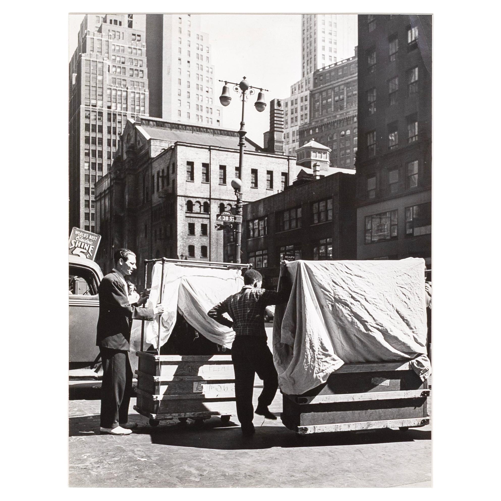 Andreas Feininger - Garment District, New York City, 1940 Signierter Gelatinesplitter im Angebot