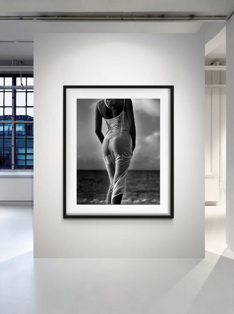Alessia Anguila, 02 - Silhouette de femme, photographie d'art - Contemporain Photograph par Andreas H. Bitesnich