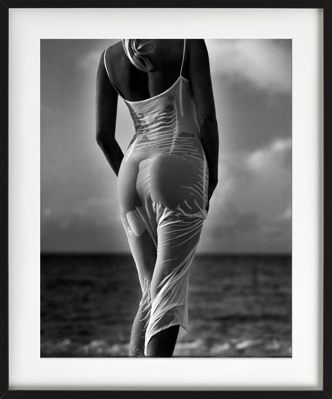 Alessia Up&Upette, gros plan de sa silhouette dans une robe,  photographié par Andreas H. Bitensich. 

Disponible en plusieurs tailles. Tous les tirages sont en édition limitée. Encadrement haut de gamme sur demande.

Toutes les impressions sont
