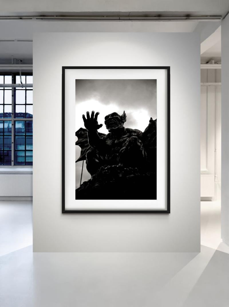 Abat-jour plus profonds de Vienne IX - Noir Still-Life Photograph par Andreas H. Bitesnich