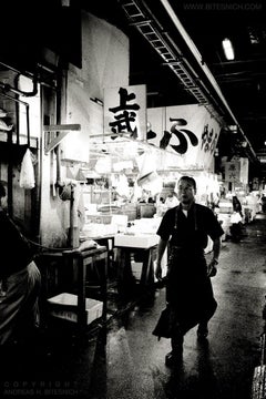 Abat-jour plus profond, Tokyo - homme se promenant sur le marché aux poissons avec des enseignes en arrière-plan