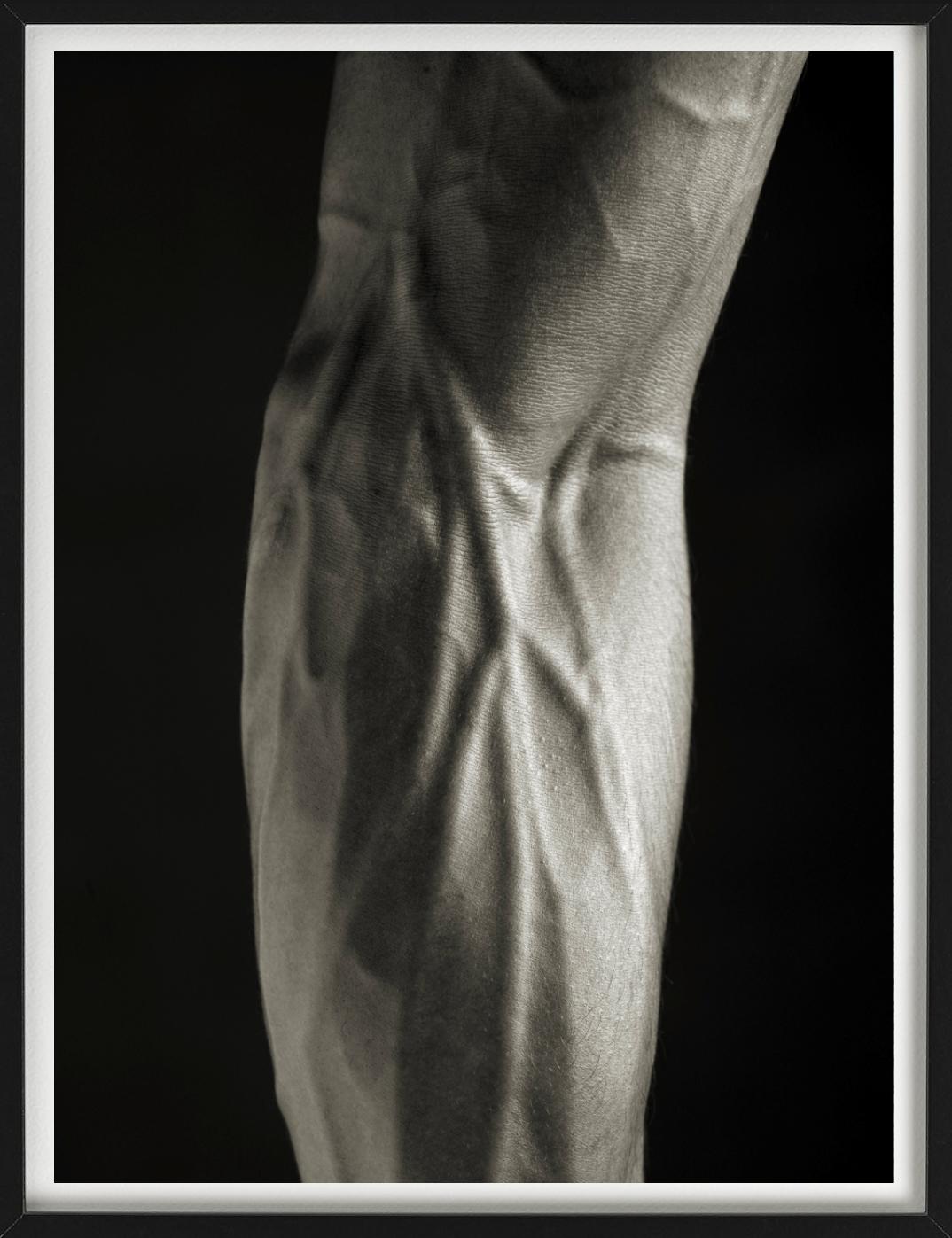 Djalil - Primo piano di un avambraccio muscolare, Fotografia d'autore, 2011 - Photograph Contemporaneo di Andreas H. Bitesnich