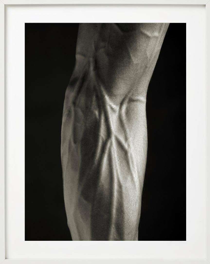Djalil - Primo piano di un avambraccio muscolare, Fotografia d'autore, 2011 in vendita 4