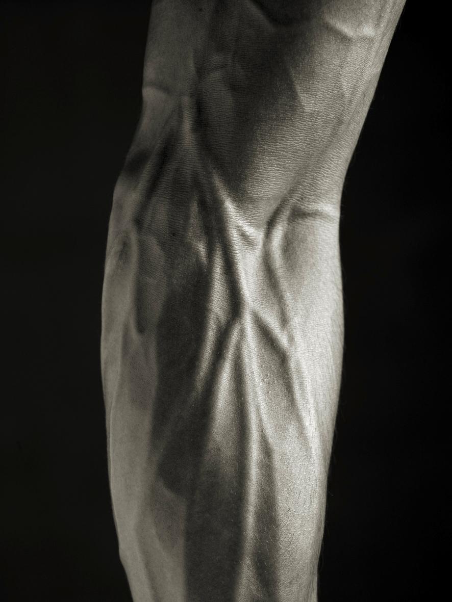 Nude Photograph di Andreas H. Bitesnich - Djalil - Primo piano di un avambraccio muscolare, Fotografia d'autore, 2011
