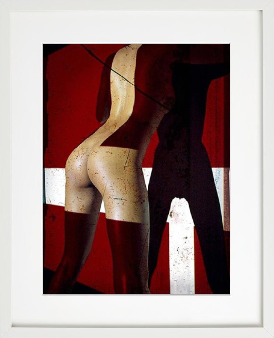 „Erotic Nude #3519“ – Nackt im roten Licht, Kunstfotografie, 2010 – Photograph von Andreas H. Bitesnich
