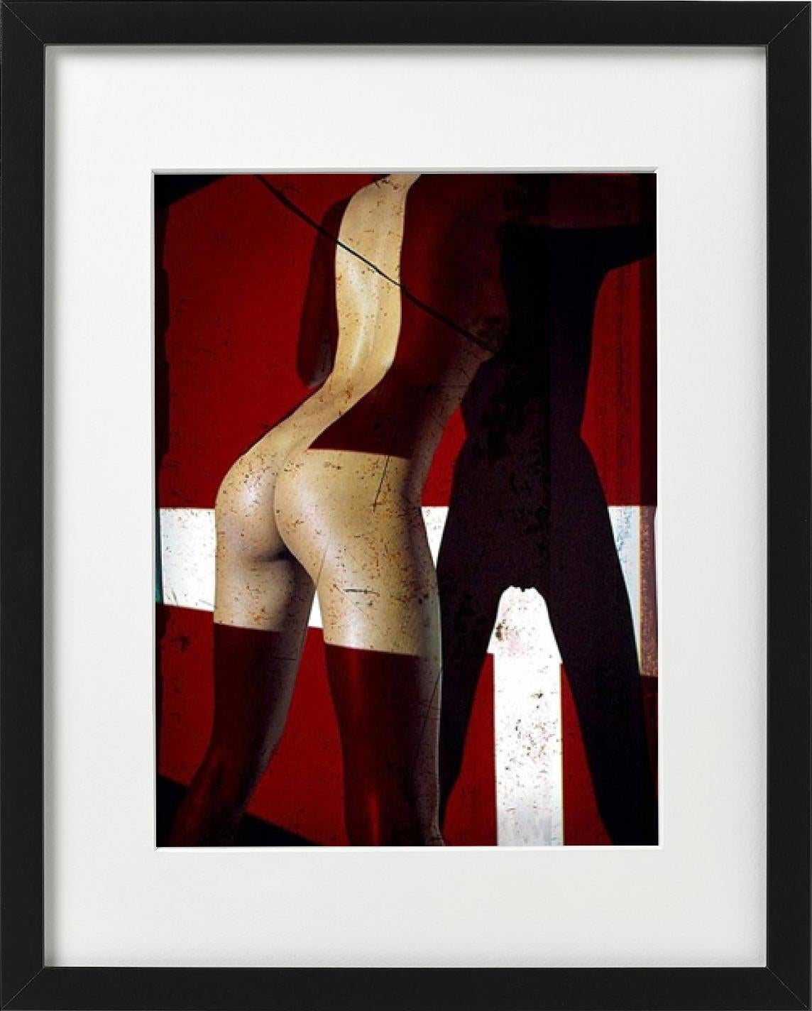 „Erotic Nude #3519“ – Nackt im roten Licht, Kunstfotografie, 2010 (Beige), Color Photograph, von Andreas H. Bitesnich