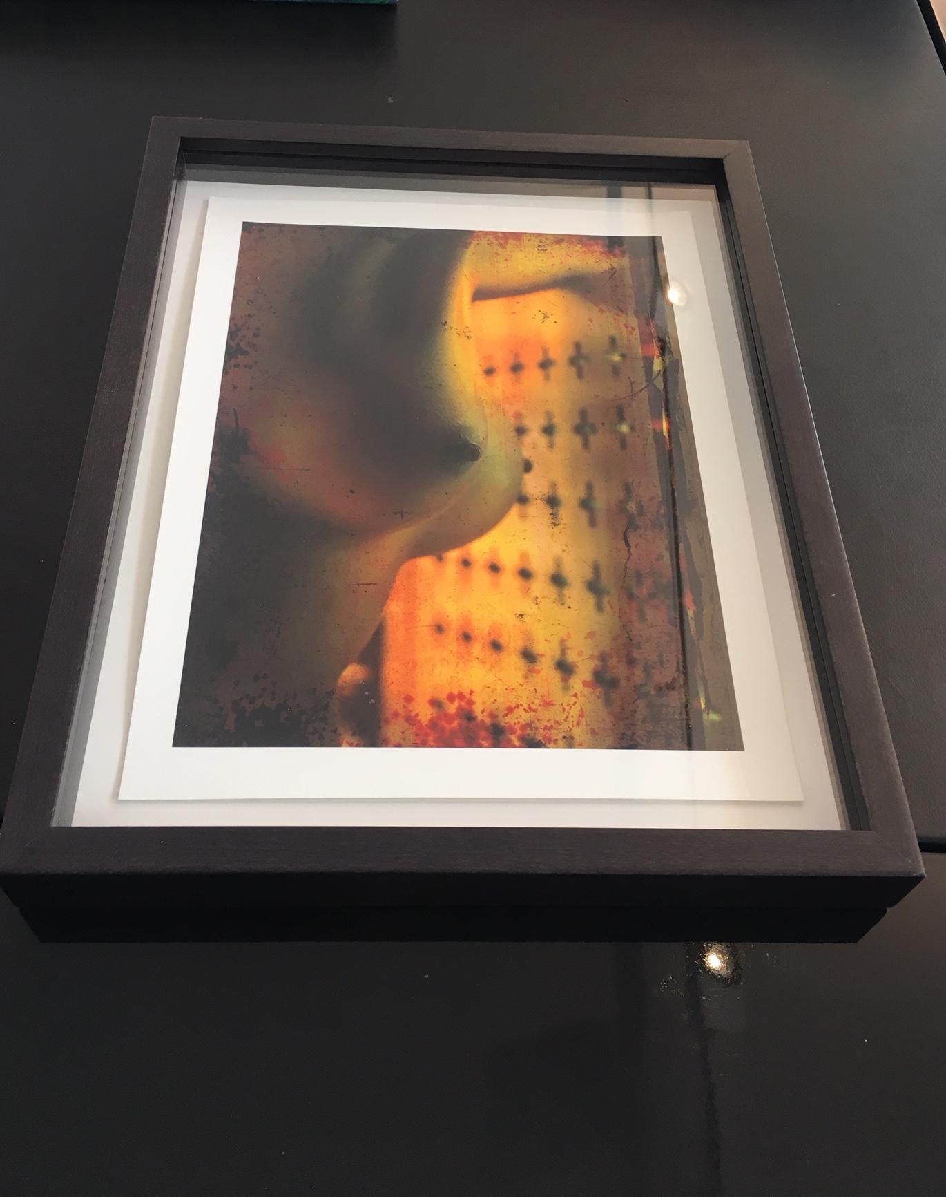 Erotisches Akt 2010 – Bild einer Brust vor einem gelben / orangefarbenen Hintergrund – Photograph von Andreas H. Bitesnich