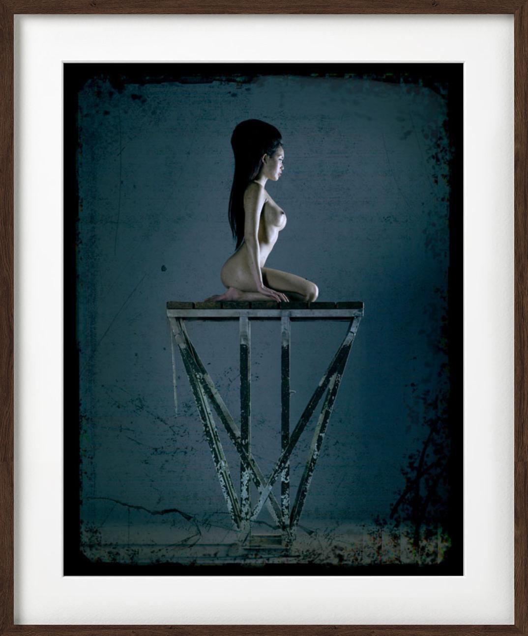 „Erotic Nude #4268“ – Akt in Blau auf einer Plattform, Kunstfotografie, 2010 – Photograph von Andreas H. Bitesnich