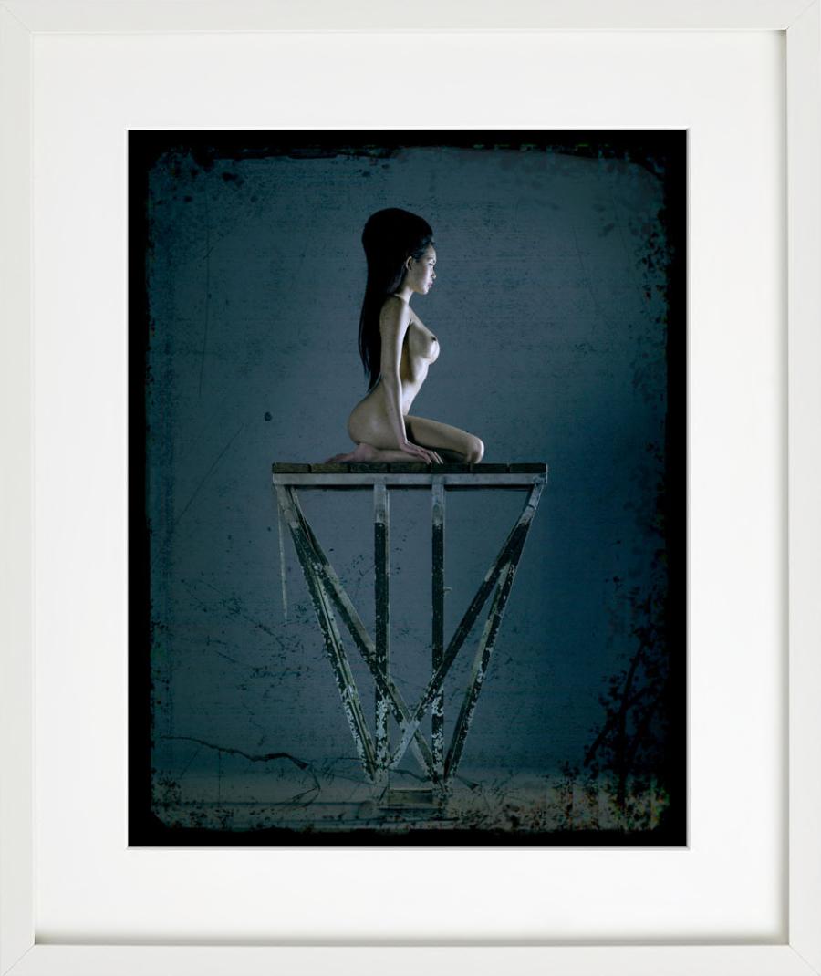„Erotic Nude #4268“ – Akt in Blau auf einer Plattform, Kunstfotografie, 2010 (Schwarz), Color Photograph, von Andreas H. Bitesnich