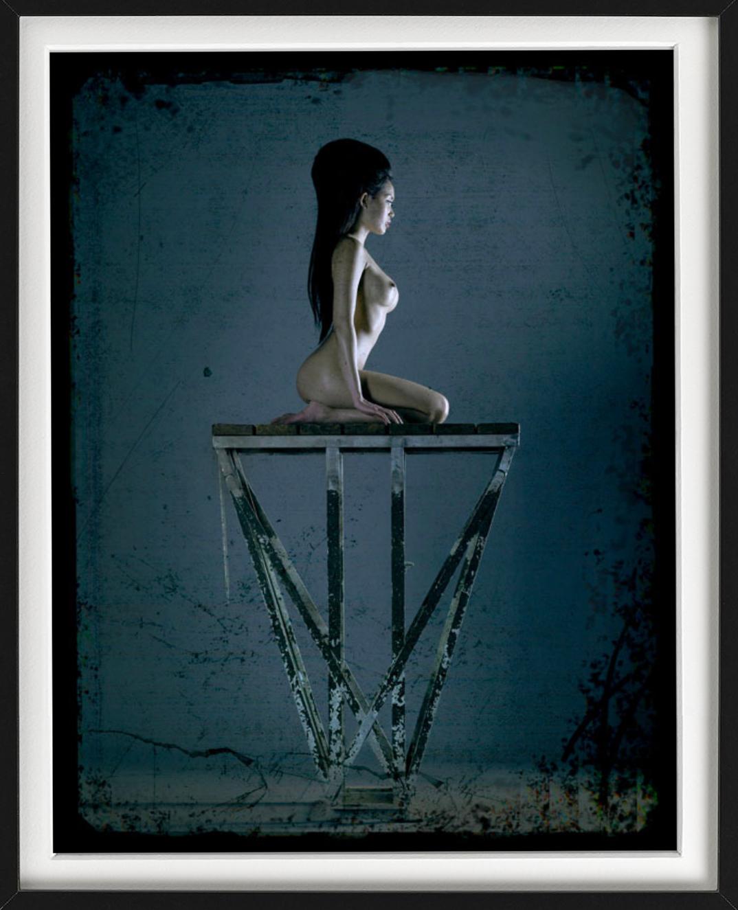 „Erotic Nude #4268“ – Akt in Blau auf einer Plattform, Kunstfotografie, 2010 im Angebot 1
