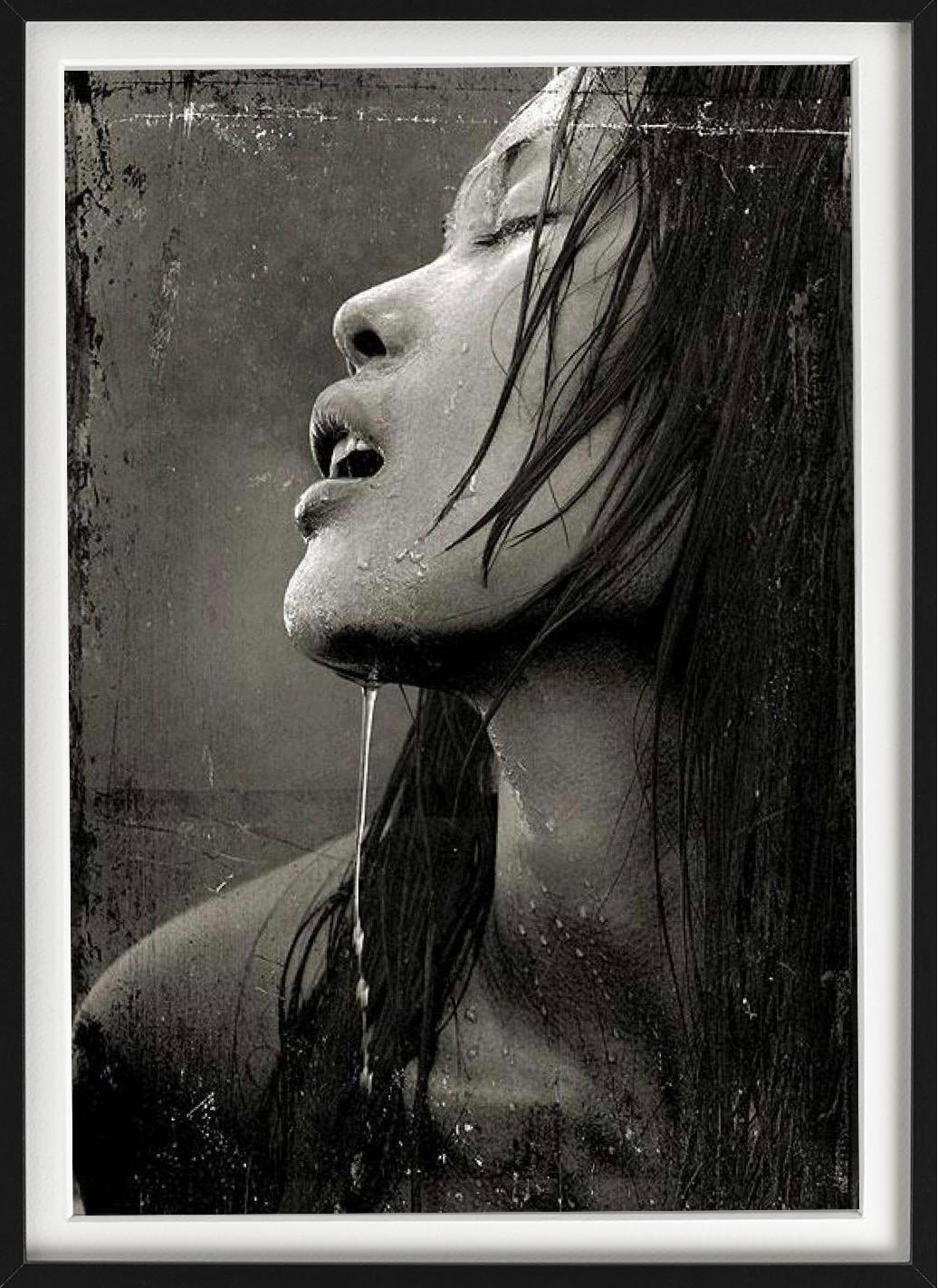 „Erotisches Akt #6017“ – Porträt mit Wasser, Kunstfotografie, 2010 im Angebot 1