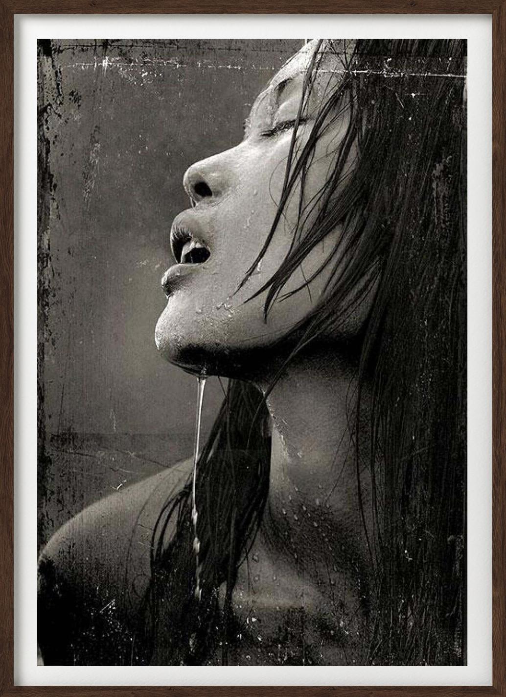 „Erotisches Akt #6017“ – Porträt mit Wasser, Kunstfotografie, 2010 im Angebot 2