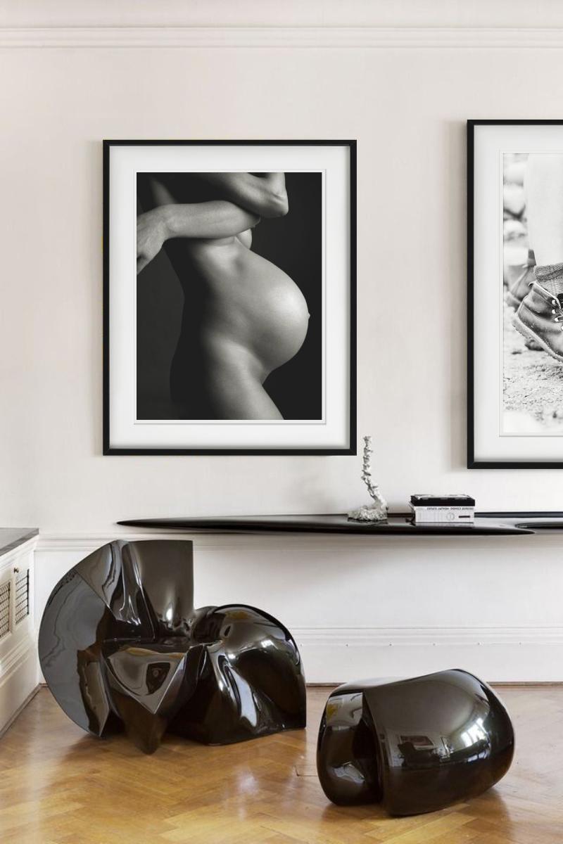 Ingrid, Pregnant, Photographie d'Art, 2012 - Noir Black and White Photograph par Andreas H. Bitesnich