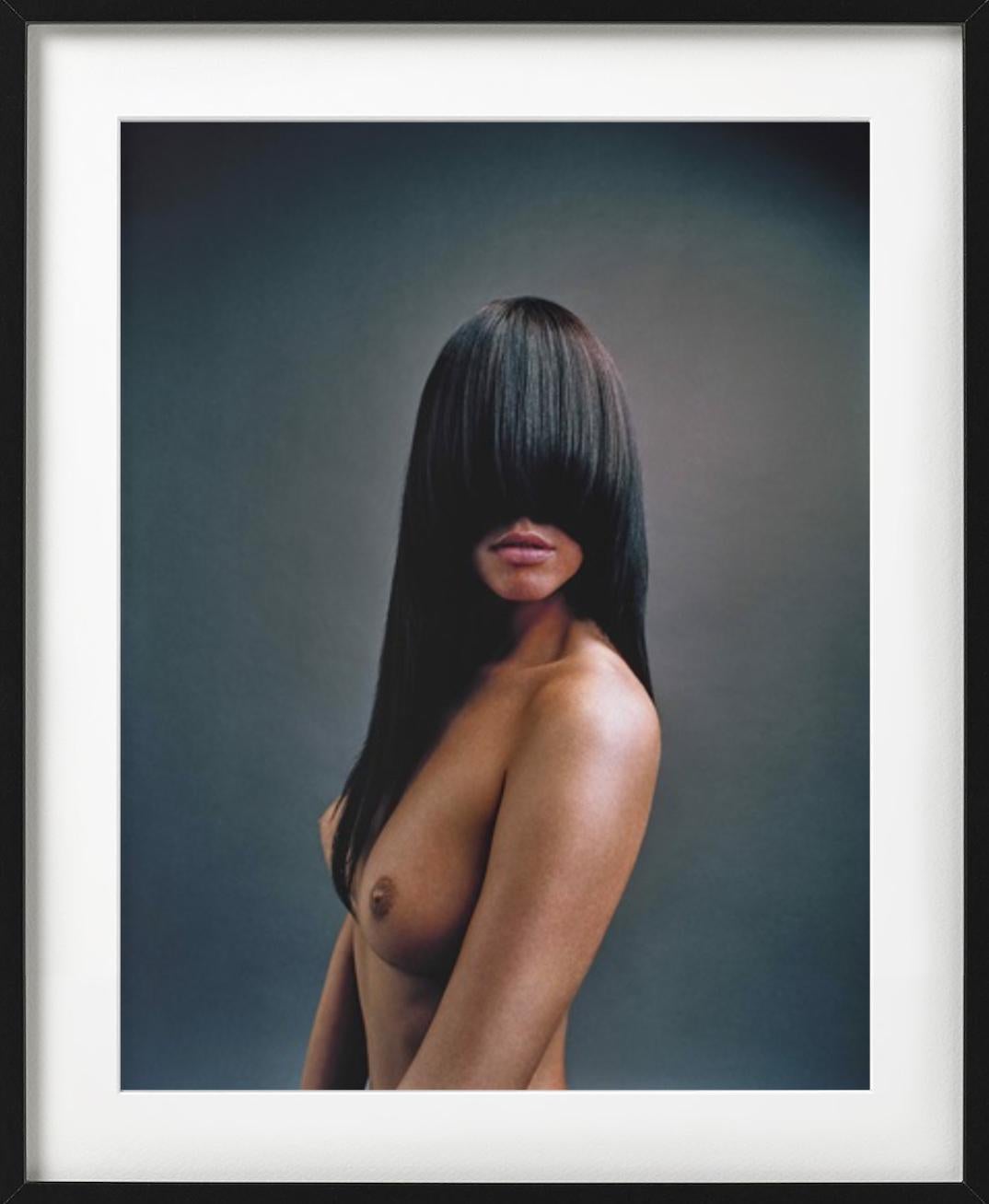 Irina – Aktporträt mit langem Haar, Kunstfotografie, 2005 im Angebot 1