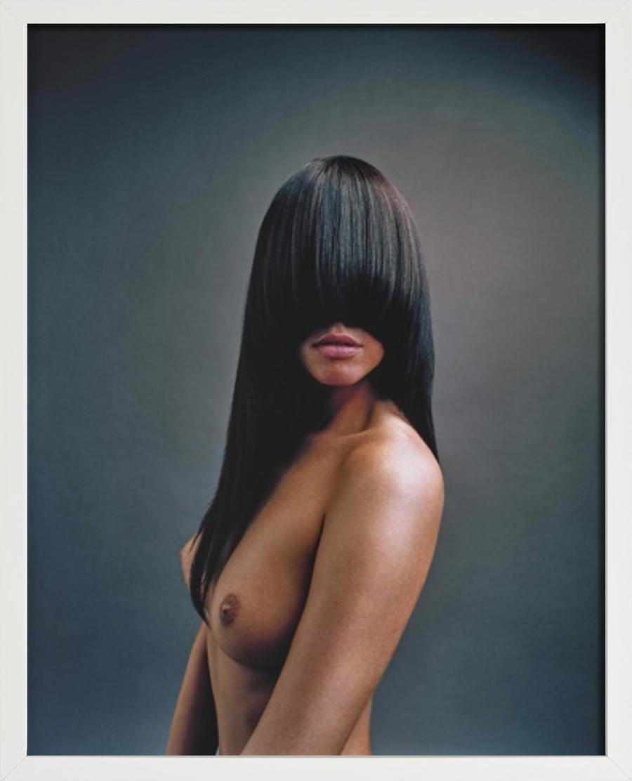 Irina, Viena - retrato desnuda con pelo largo y negro, fotografía artística, 2005 - Photograph Contemporáneo de Andreas H. Bitesnich