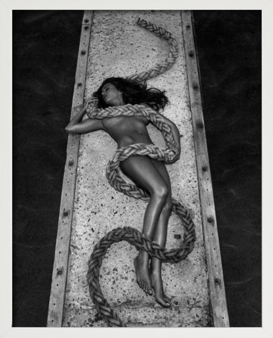 Sabrina Ferelli, Isla Cavallo - Desnudo con cuerda, Fotografía artística, ca. 2000 - Photograph de Andreas H. Bitesnich