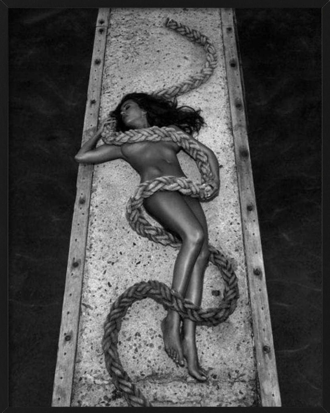 Sabrina Ferelli, Isla Cavallo - Desnudo con cuerda, Fotografía artística, ca. 2000 en venta 1
