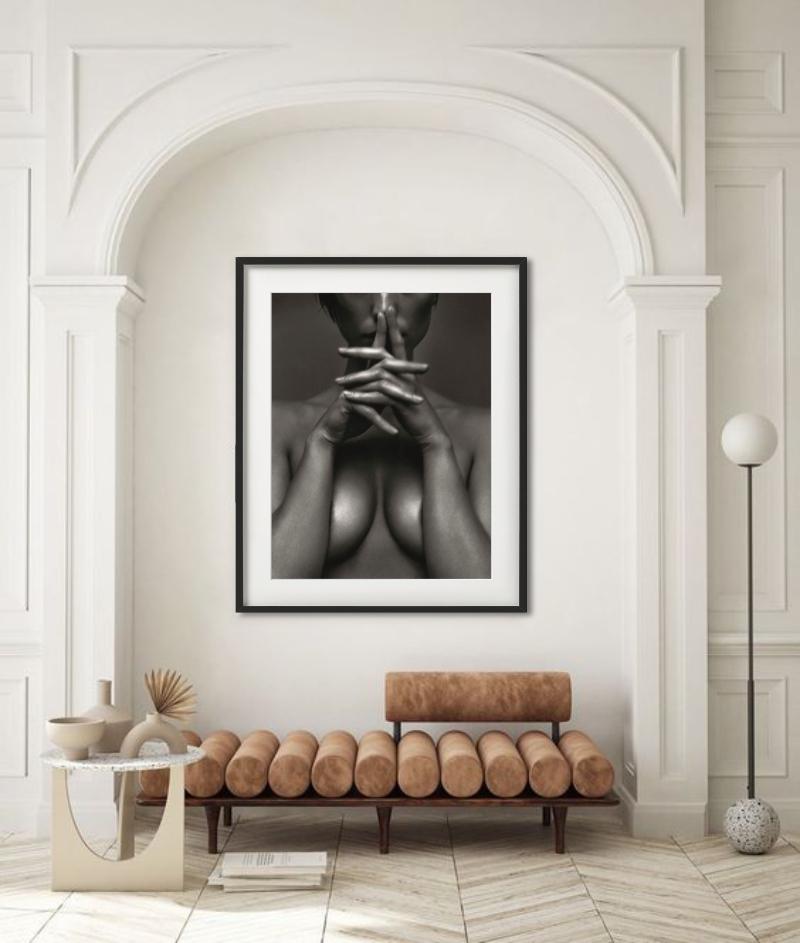 Judith II, Viena - Desnudo de cerca en blanco y negro, Fotografía artística, 1997 - Photograph Contemporáneo de Andreas H. Bitesnich