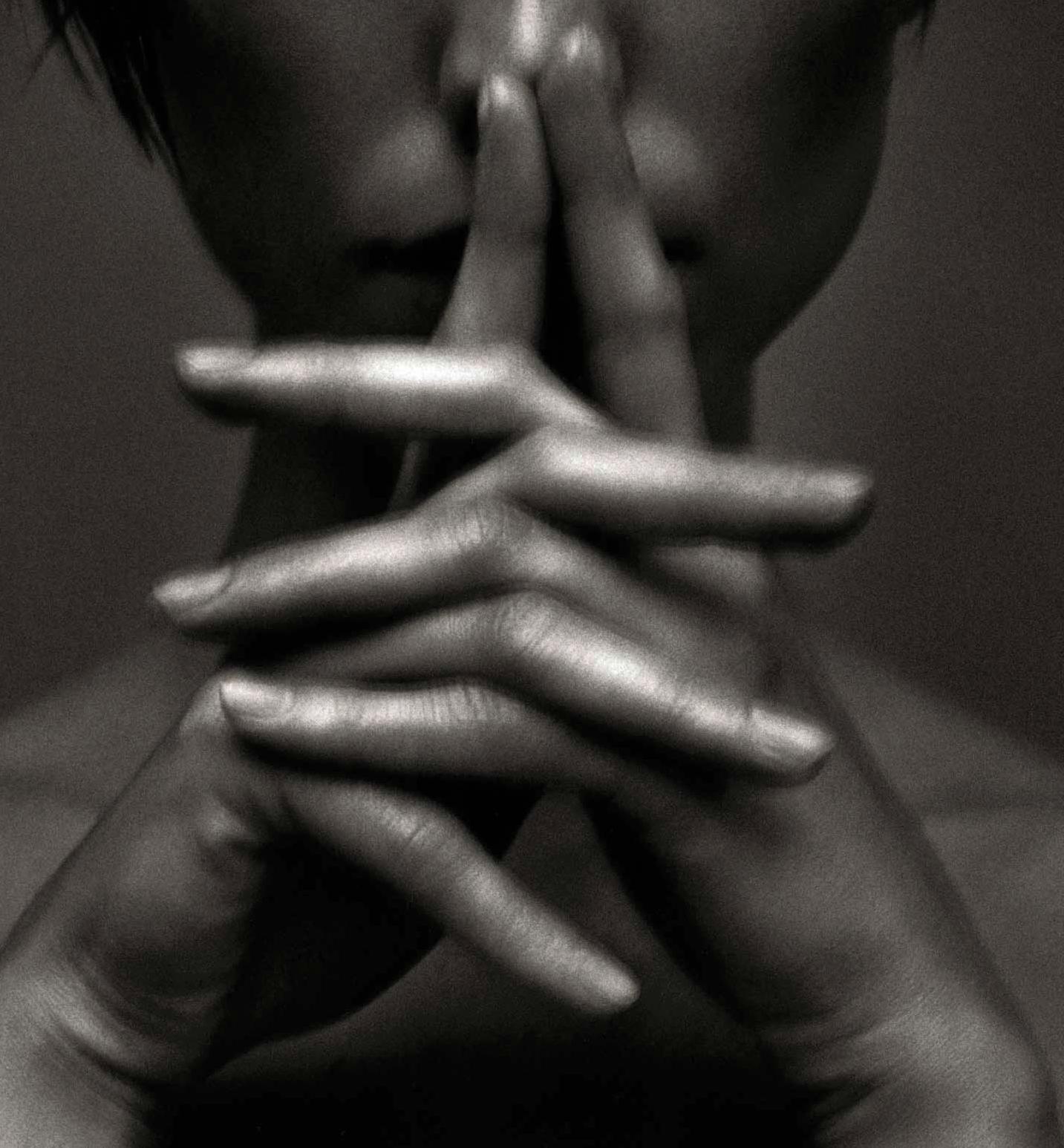 Judith II, Viena - Desnudo de cerca en blanco y negro, Fotografía artística, 1997 - Nude Photograph Negro de Andreas H. Bitesnich