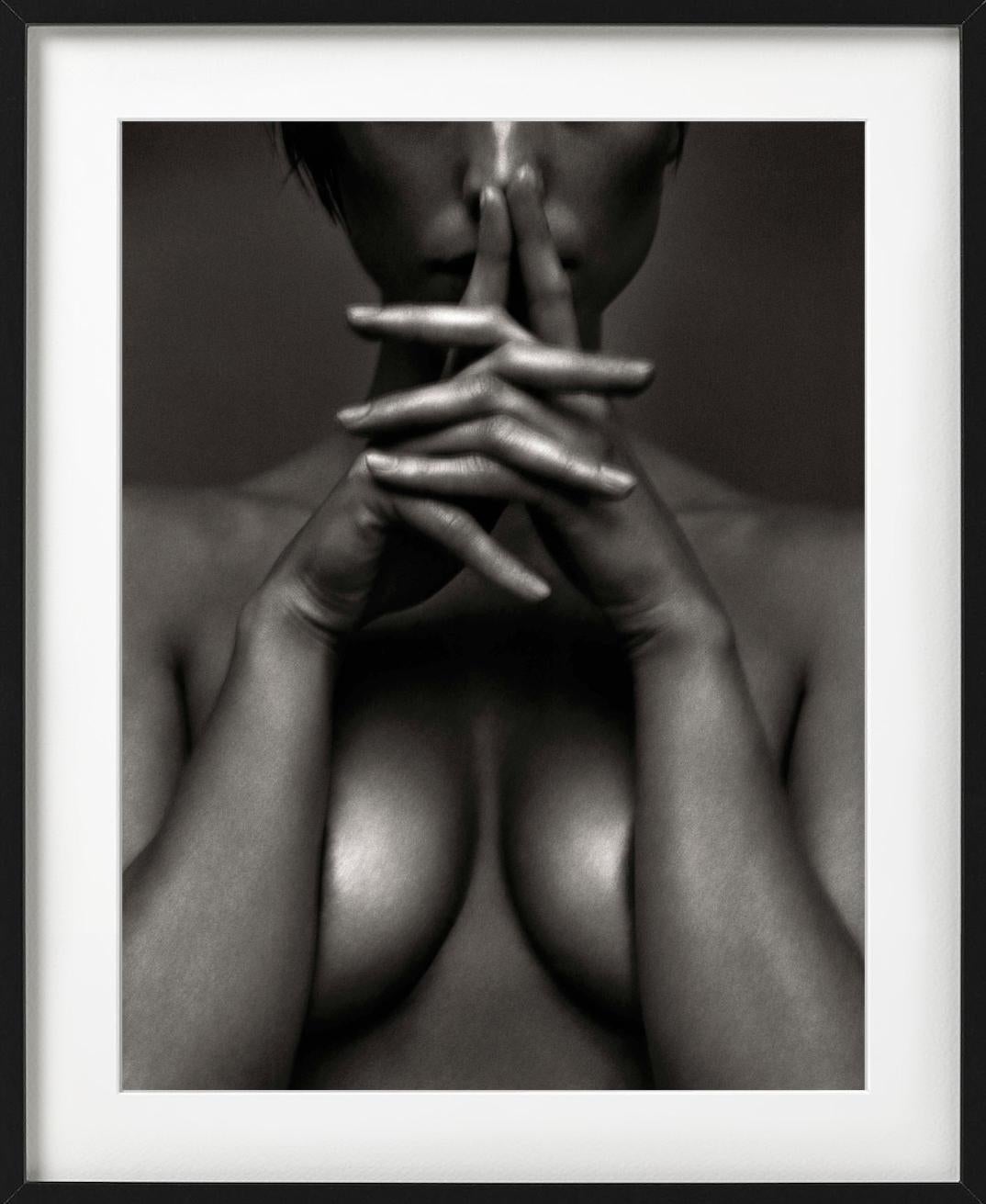 Primer plano granulado en blanco y negro del pecho y las manos de una modelo desnuda, fotografiada por Andreas H. Bitesnich en Viena en 1997.

Todas las impresiones son de edición limitada. Disponible en varios tamaños. Enmarcado de alta gama a