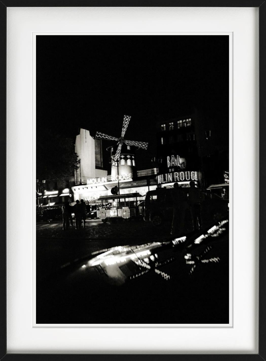 Moulin Rouge, Paris bei Nacht beleuchtet, aus der Serie Deeper Shades von Andreas Bitesnich.

Erhältlich in mehreren Größen. Alle Drucke sind in limitierter Auflage erhältlich. Hochwertige Einrahmung auf Anfrage.

Alle Drucke werden von der