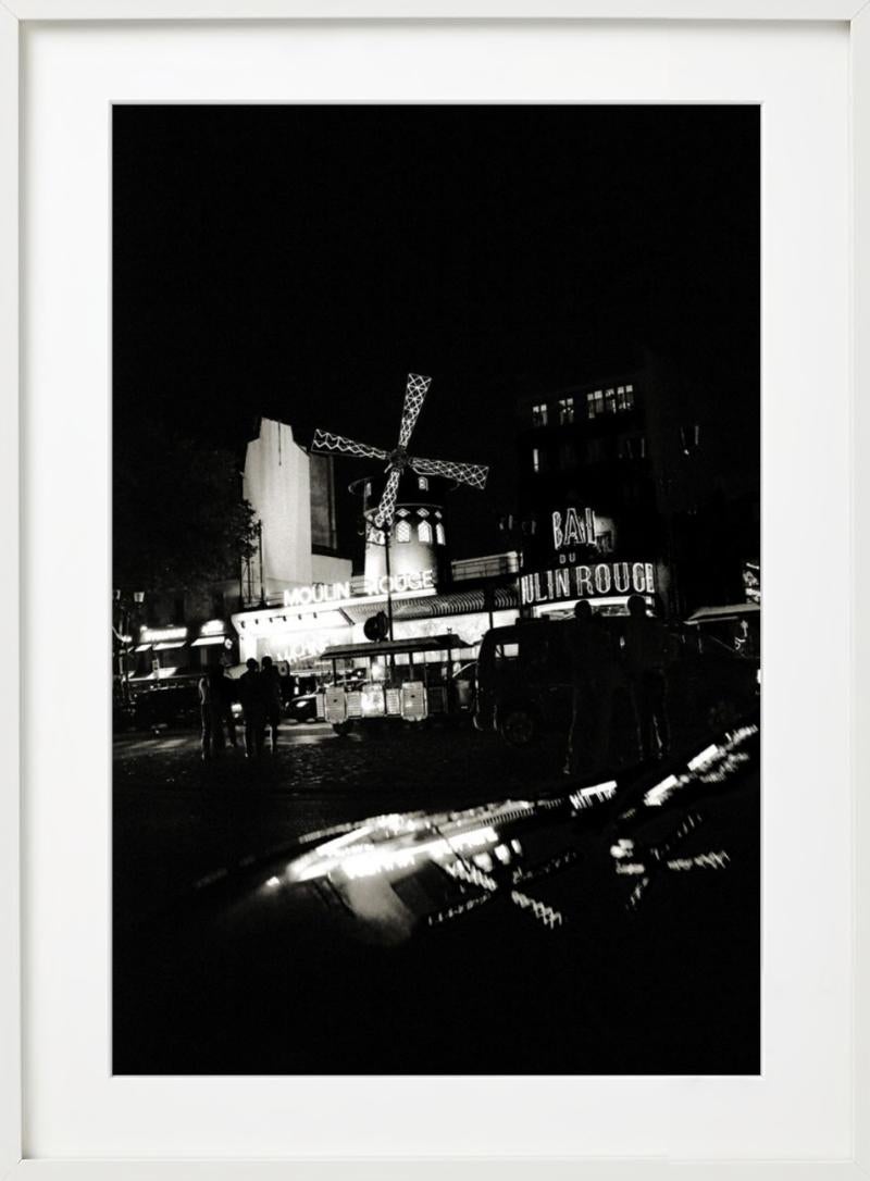 Moulin Rouge, Paris Deeper Shades Series, Bildende Kunstfotografie im Angebot 1
