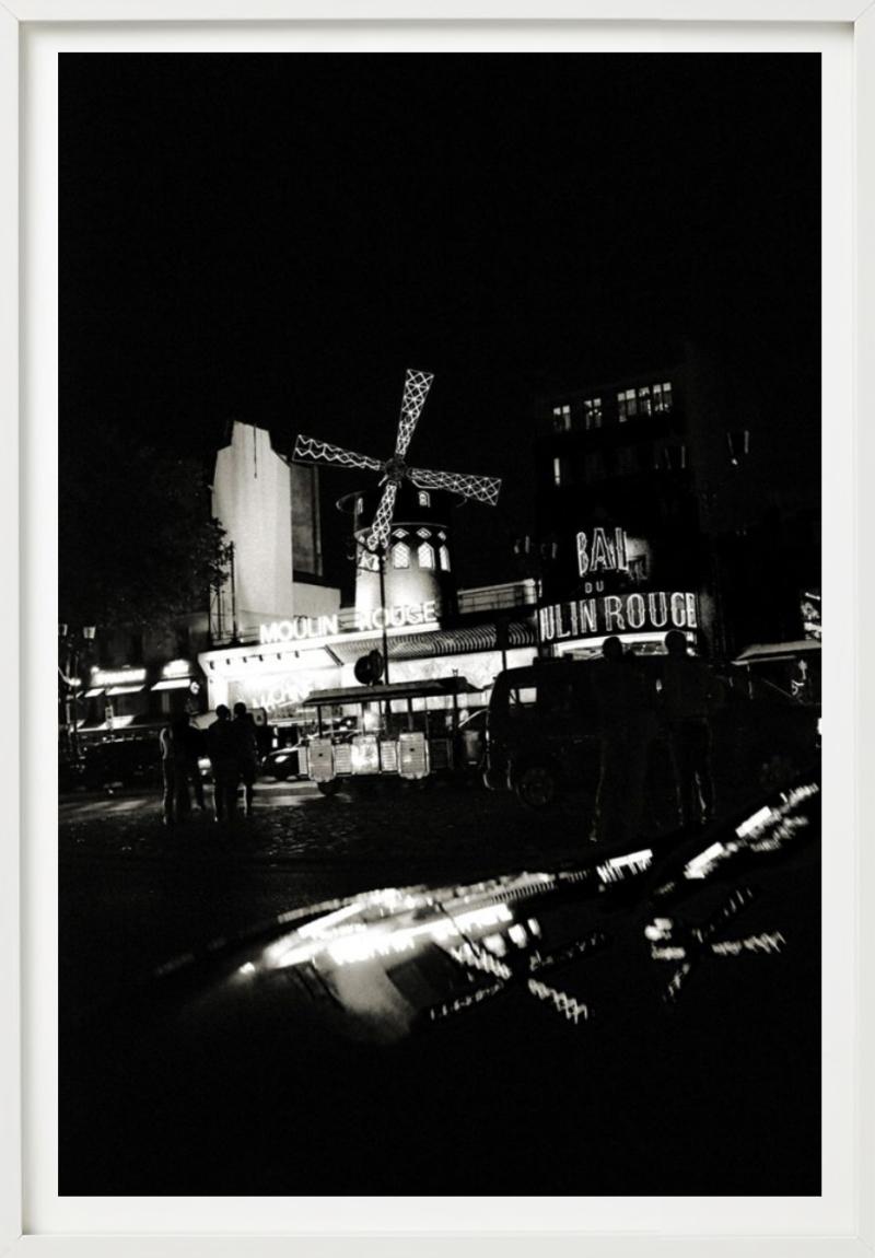 Moulin Rouge, Paris Deeper Shades Series, Bildende Kunstfotografie im Angebot 3