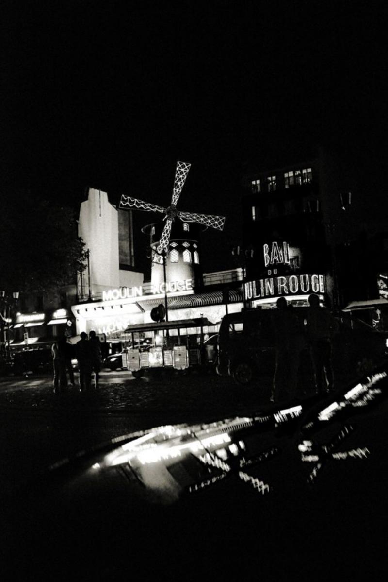 Andreas H. Bitesnich Landscape Photograph – Moulin Rouge, Paris Deeper Shades Series, Bildende Kunstfotografie