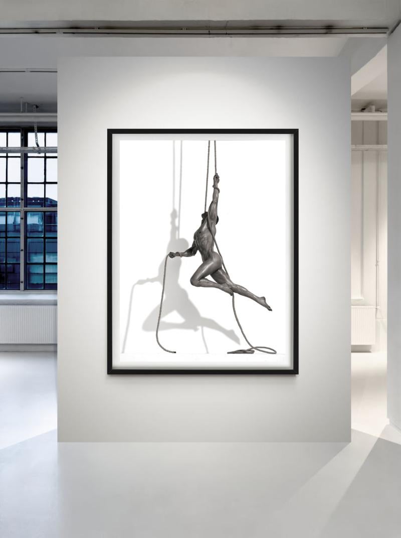 Patrick - acrobatie nue avec corde, photographie d'art, 2009 - Photograph de Andreas H. Bitesnich