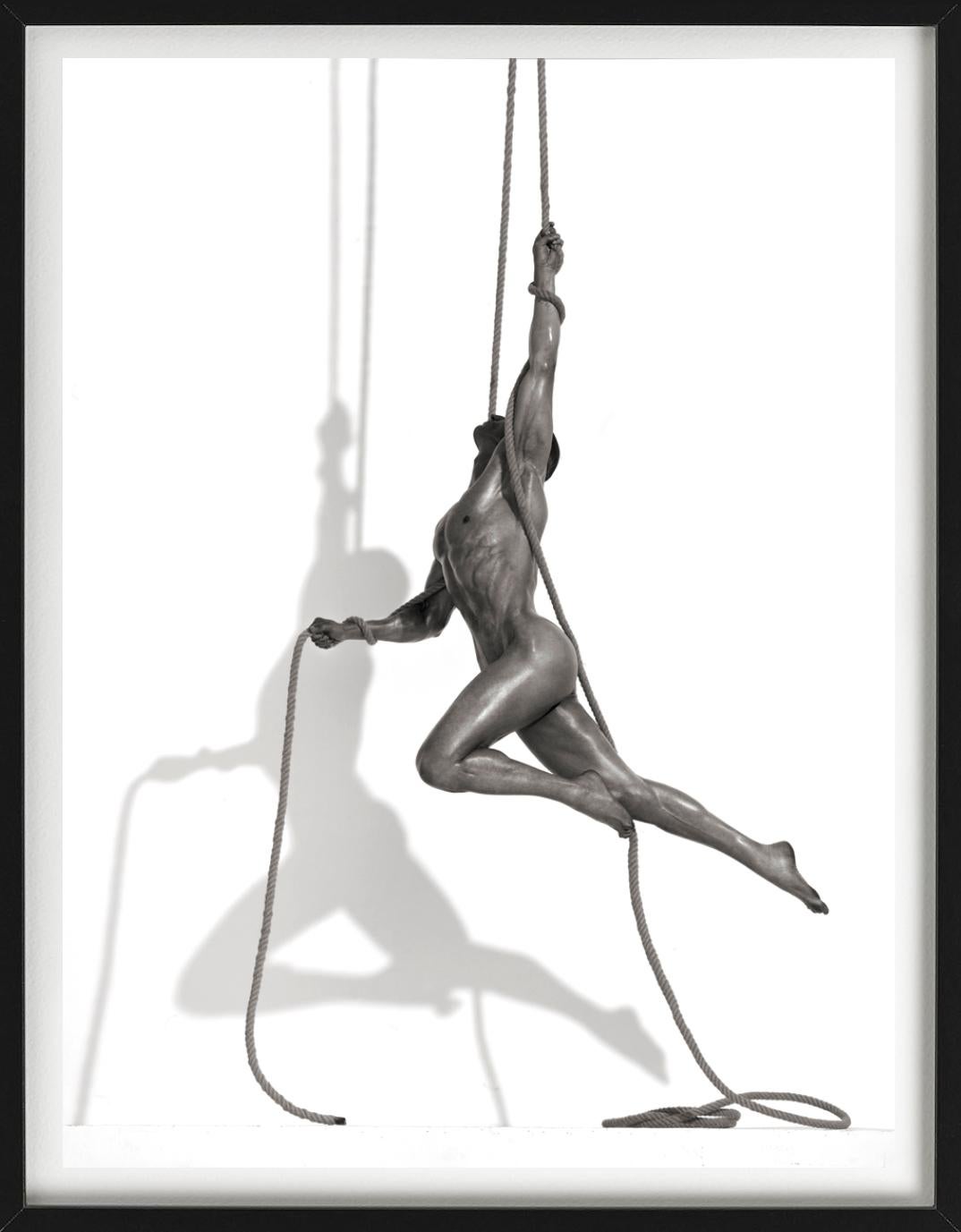 Patrick - acrobatie nue avec corde, photographie d'art, 2009 - Contemporain Photograph par Andreas H. Bitesnich