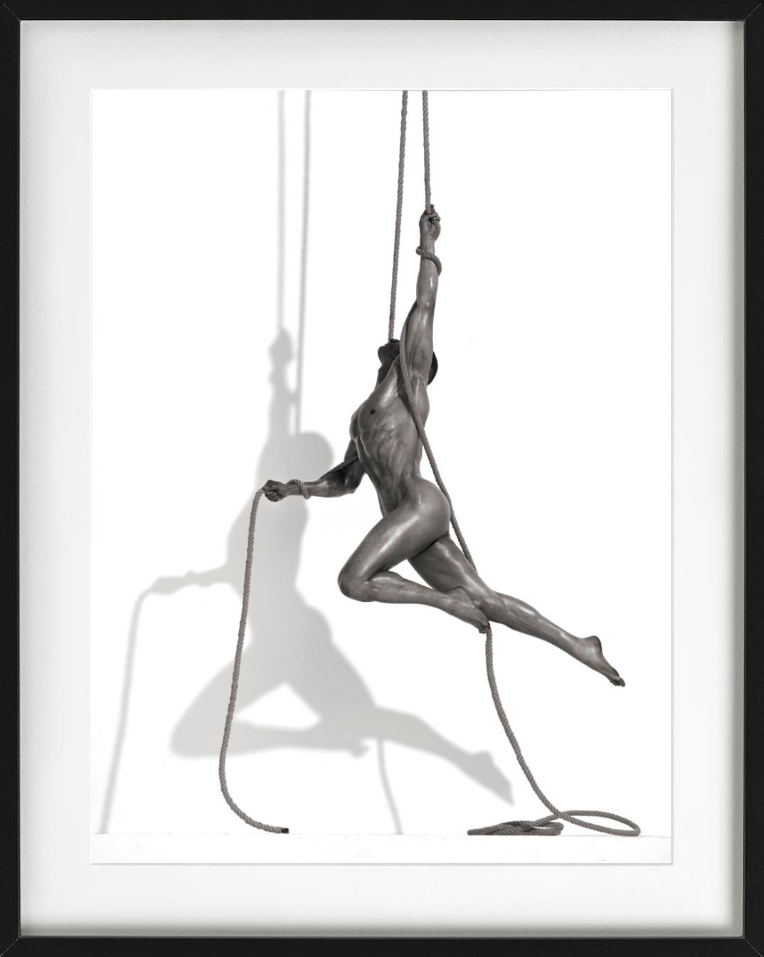Patrick - acrobatie nue avec corde, photographie d'art, 2009 - Gris Nude Photograph par Andreas H. Bitesnich