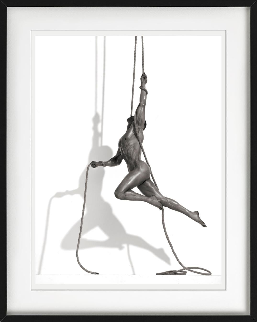 Un homme, prenant une pose athlétique, qui s'élance à l'aide d'une corde,  photographié par Andreas H. Bitensich. 

Disponible en plusieurs tailles. Tous les tirages sont en édition limitée. Encadrement haut de gamme sur demande.

Toutes les