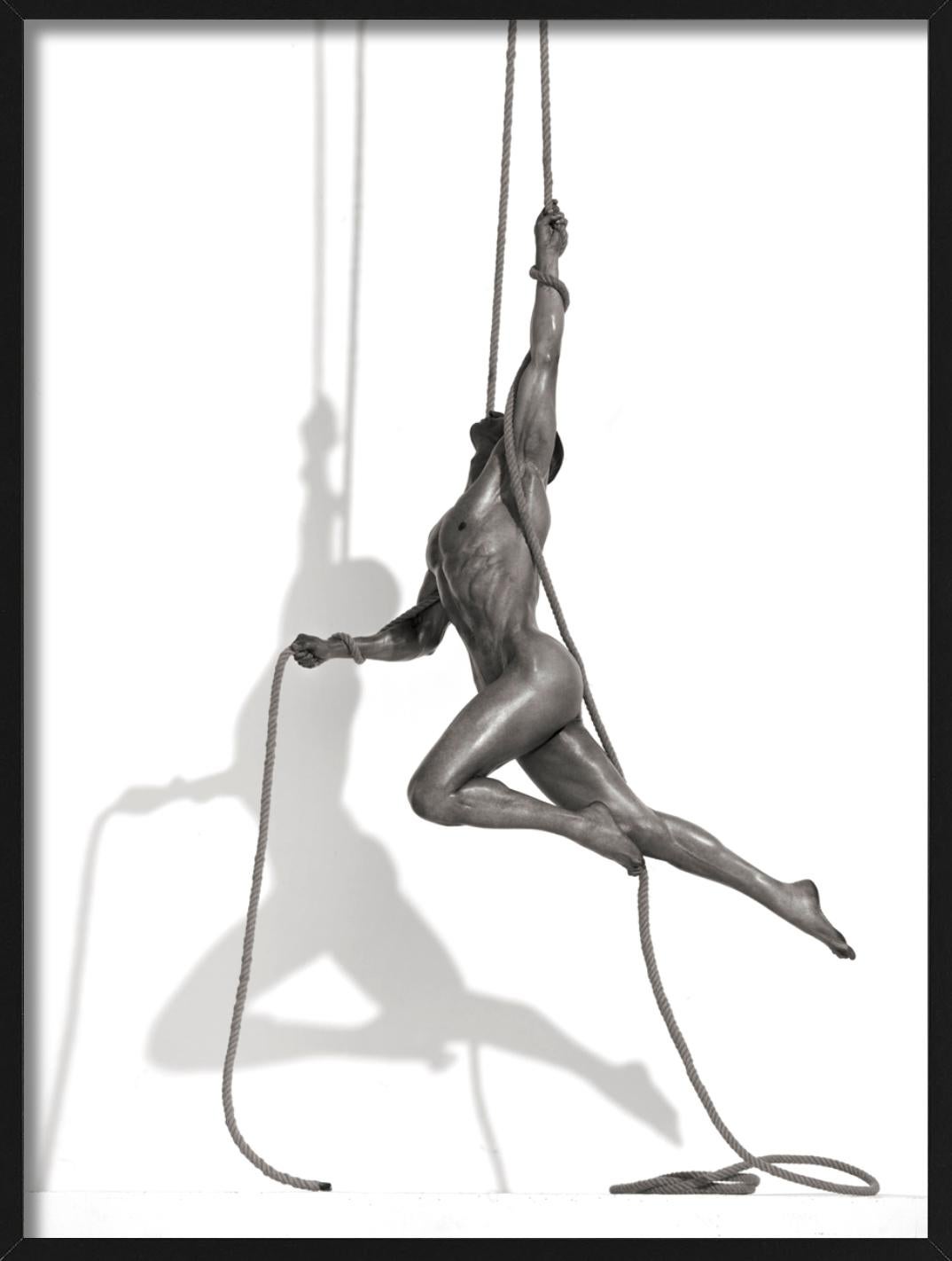 Patrick - acrobatie nue avec corde, photographie d'art, 2009 en vente 1