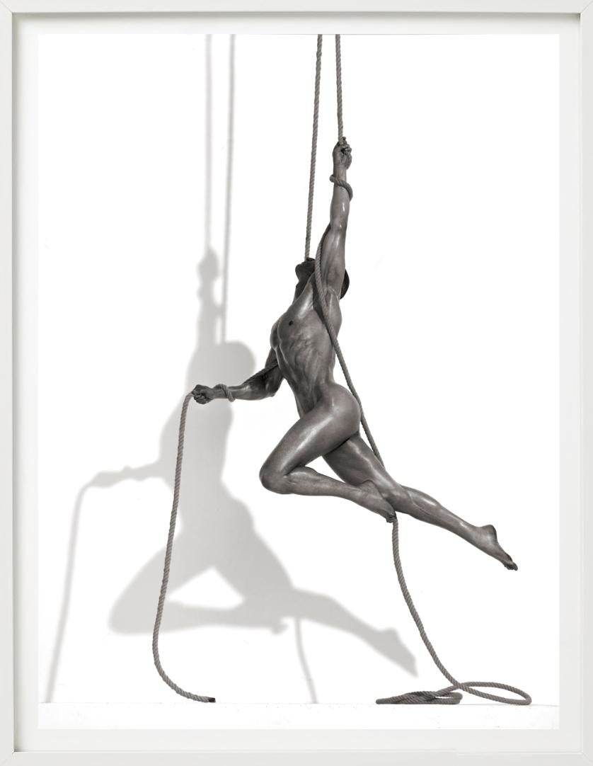 Patrick - acrobatie nue avec corde, photographie d'art, 2009 en vente 2