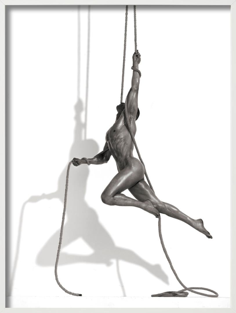 Patrick - acrobatie nue avec corde, photographie d'art, 2009 en vente 3