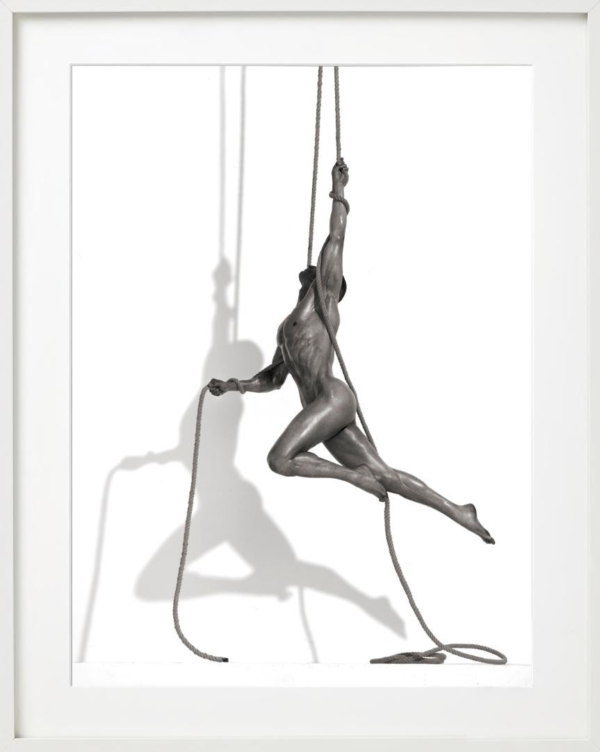 Patrick - acrobatie nue avec corde, photographie d'art, 2009 en vente 4