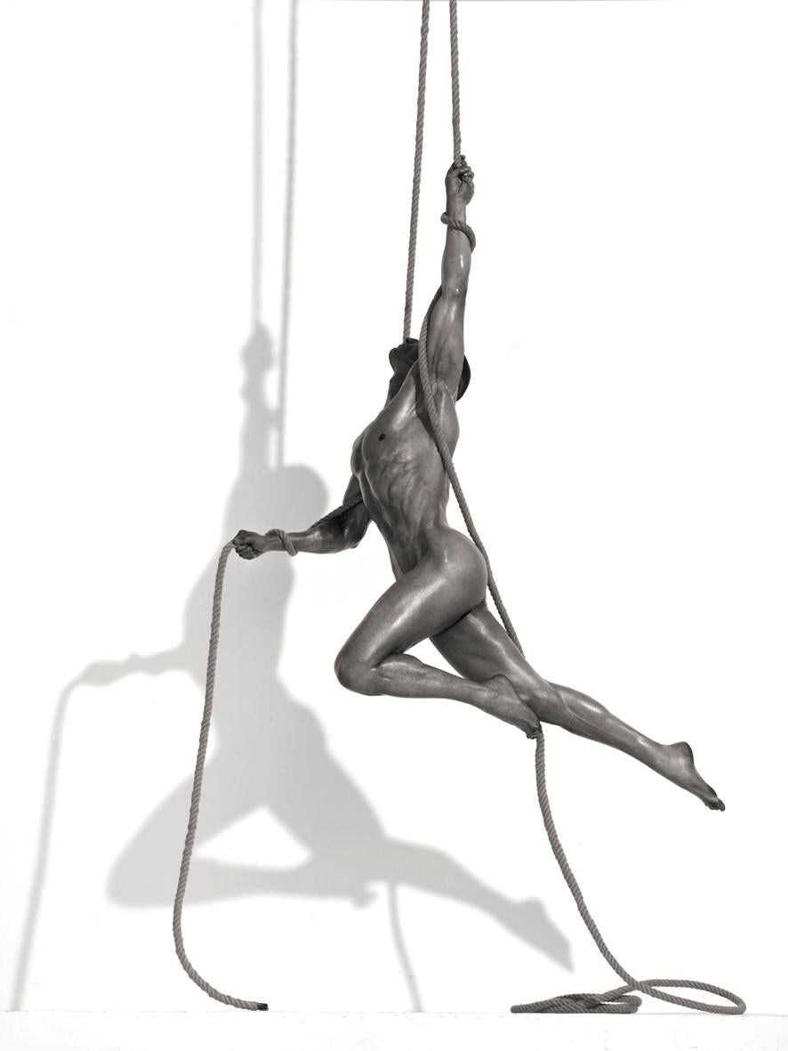Nude Photograph Andreas H. Bitesnich - Patrick - acrobatie nue avec corde, photographie d'art, 2009