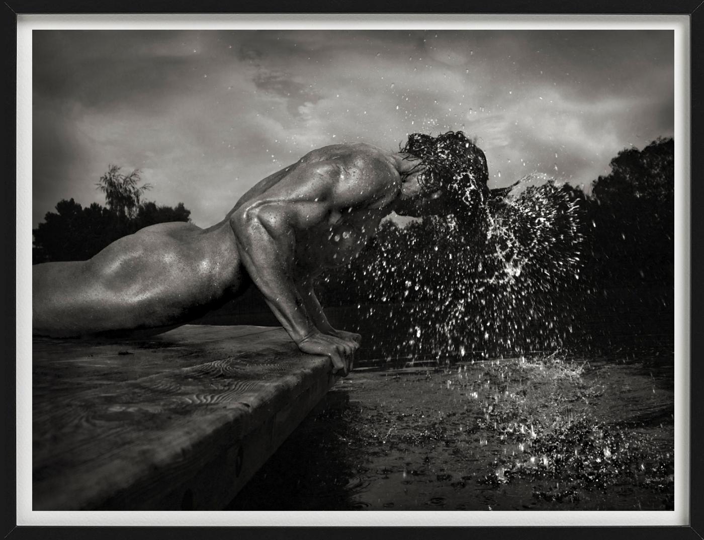 Patrick - Nuoto nudo, Fotografia d'autore, 2007 - Nude Photograph Nero di Andreas H. Bitesnich