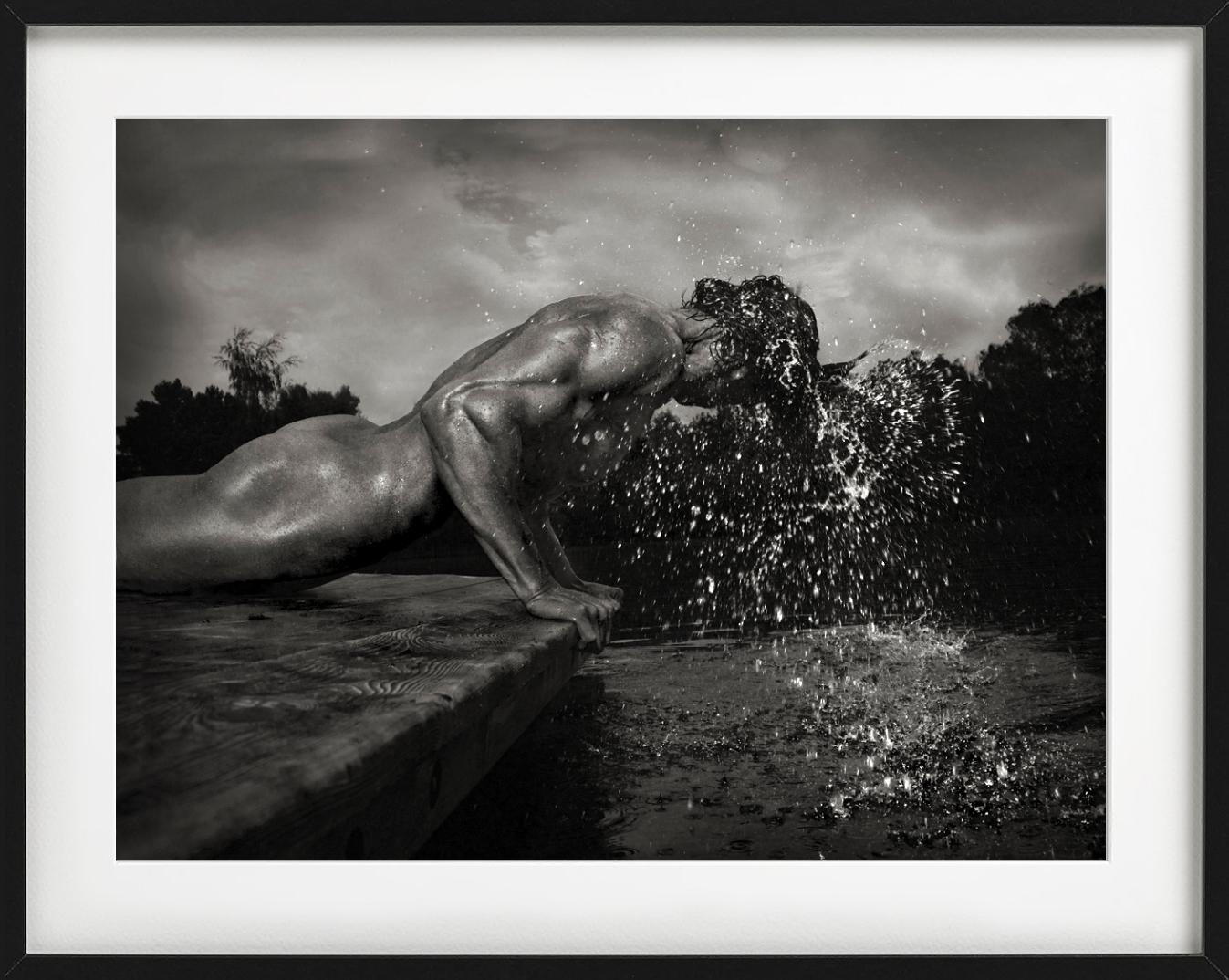 Un uomo assume una posa atletica, tuffandosi in acqua, fotografato da Andreas H. Waters. 

Disponibile in più misure. Tutte le stampe sono in edizione limitata. Cornici di alto livello su richiesta.

Tutte le stampe sono realizzate e firmate