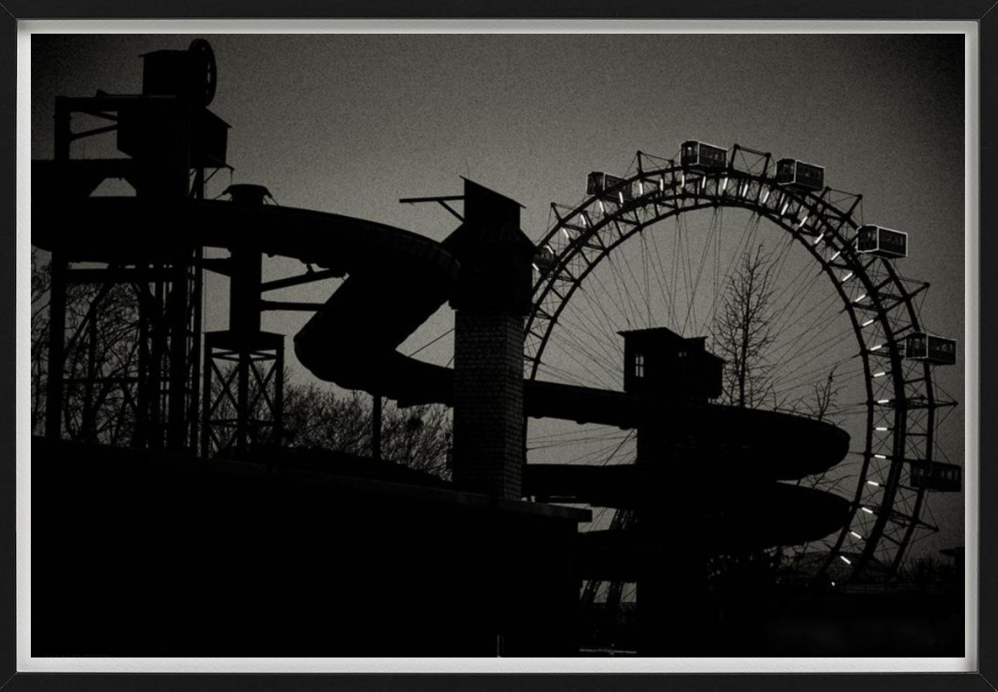 Riesenrad, Viena, Sombras más profundas , Fotografía artística, 2015 - Photograph de Andreas H. Bitesnich