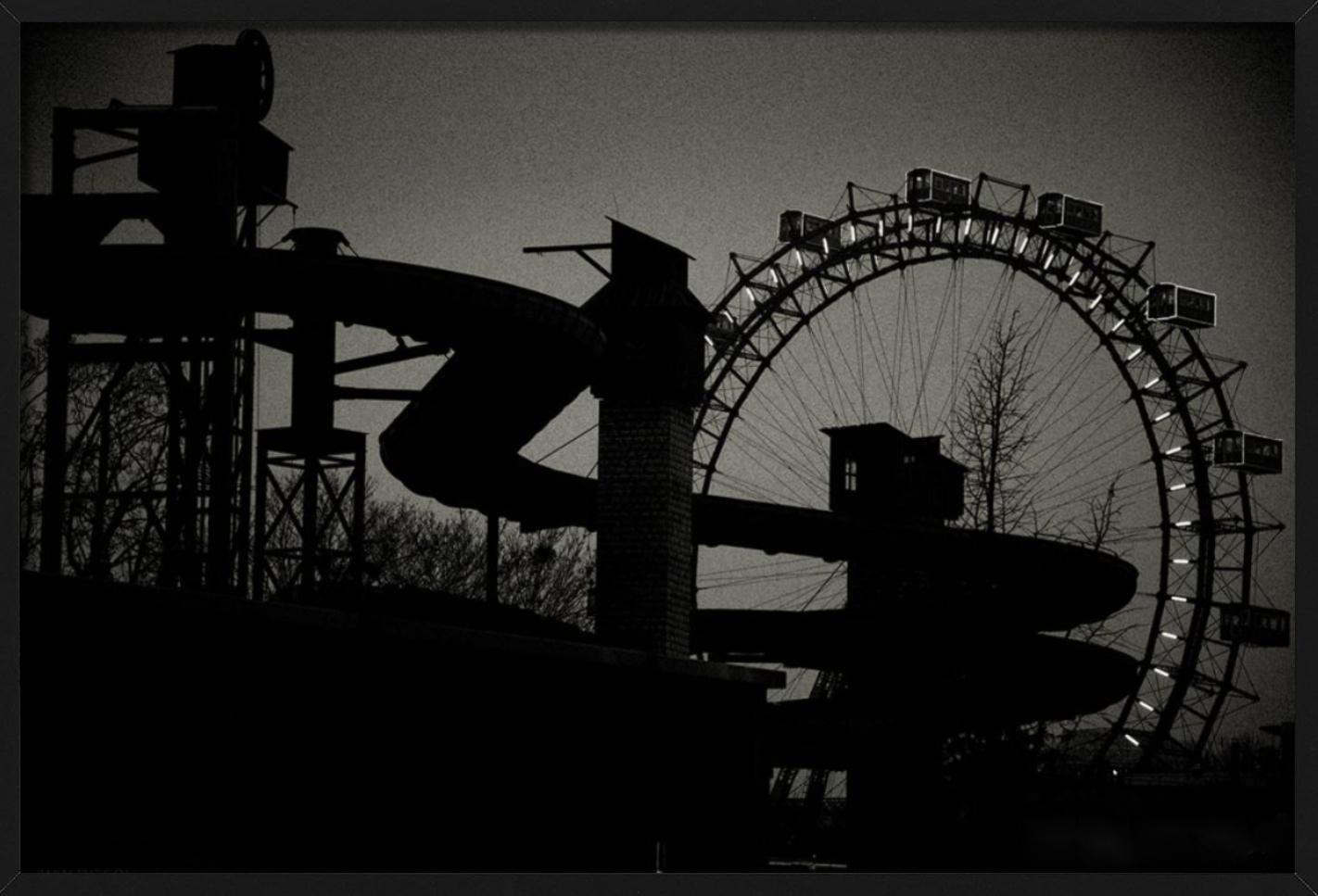 Riesenrad, Viena, Sombras más profundas , Fotografía artística, 2015 - Black and White Photograph Negro de Andreas H. Bitesnich