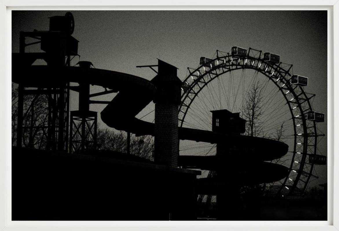 Riesenrad, Viena, Sombras más profundas , Fotografía artística, 2015 en venta 1