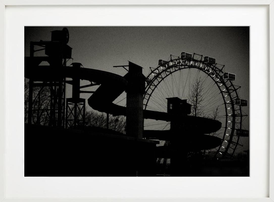 Riesenrad, Viena, Sombras más profundas , Fotografía artística, 2015 en venta 3