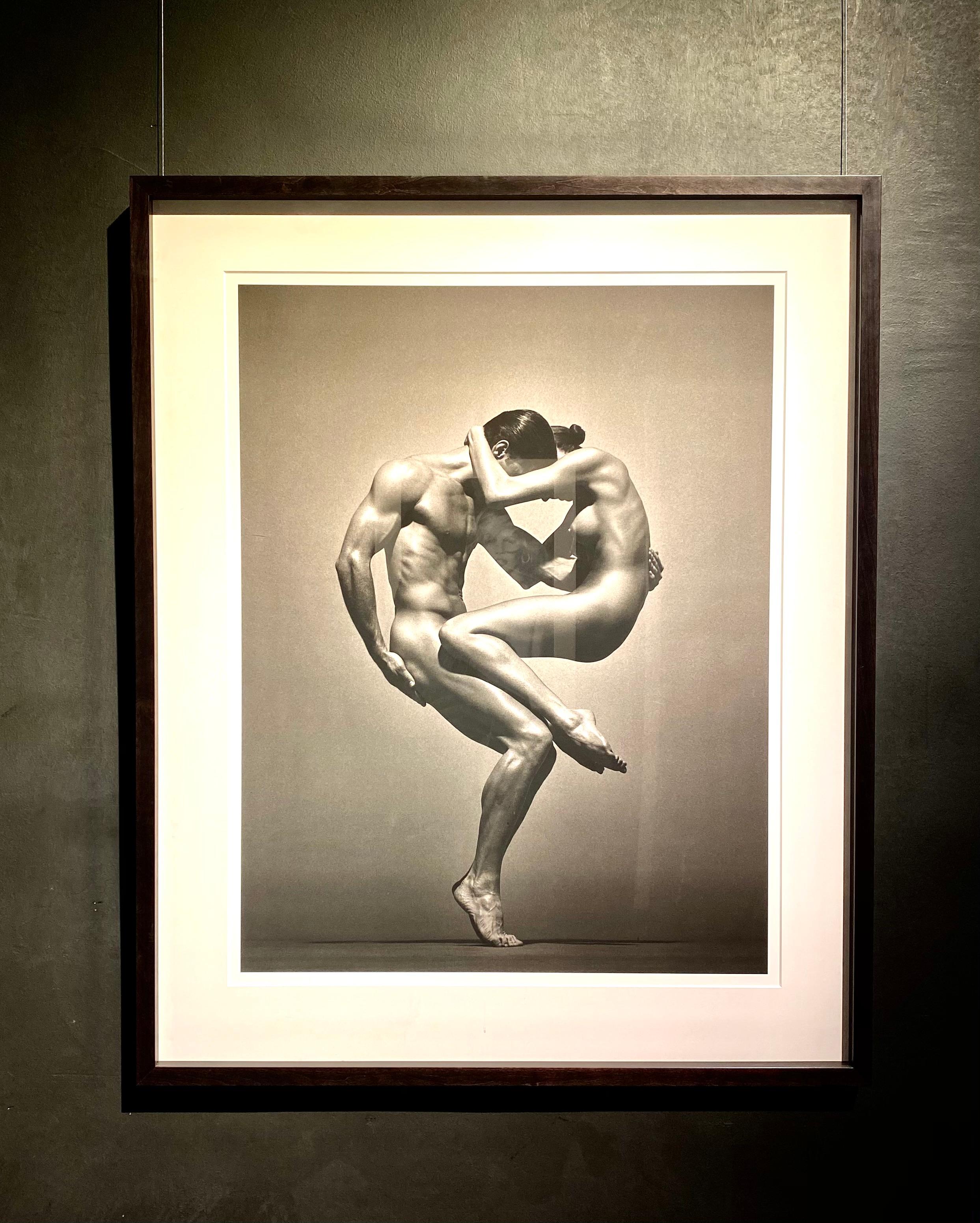 Sina&Anthony, Vienne - deux nus dans une pose athlétique, photographie d'art, 1995 - Photograph de Andreas H. Bitesnich