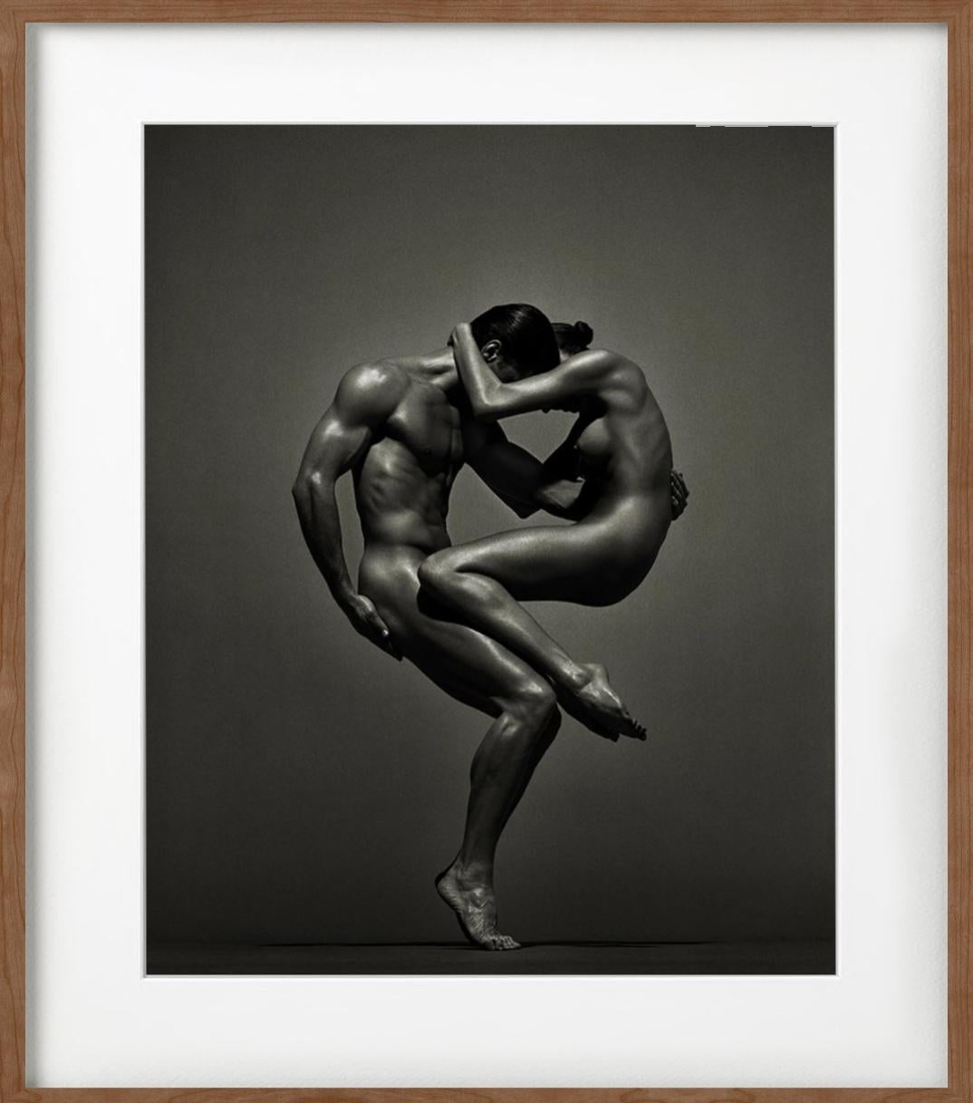 Sina&Anthony, Vienne - deux nus dans une pose athlétique, photographie d'art, 1995 - Contemporain Photograph par Andreas H. Bitesnich